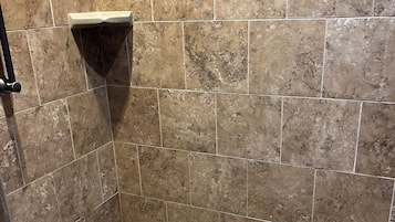 Douche, séchoir à cheveux, serviettes fournies, papier de toilette