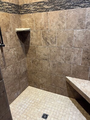 Shower, hair dryer, towels, toilet paper - Spacious 4-bedroom farmhouse for a convenient stay near the Snake River Canyon. (Jerome)