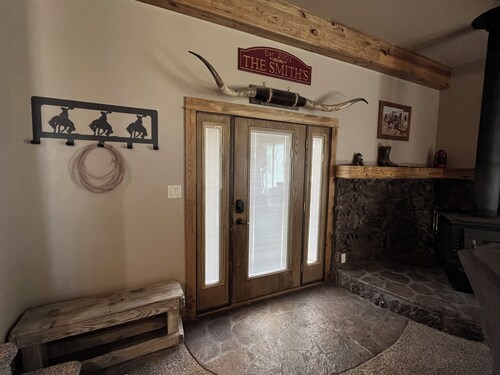 Spacious 4-bedroom farmhouse for a convenient stay near the Snake River Canyon.