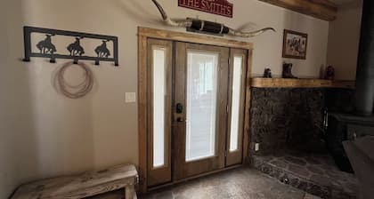 Spacious 4-bedroom farmhouse for a convenient stay near the Snake River Canyon.