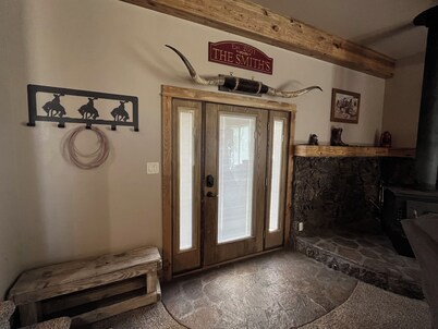 Spacious 4-bedroom farmhouse for a convenient stay near the Snake River Canyon.