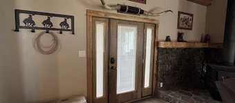 Spacious 4-bedroom farmhouse for a convenient stay near the Snake River Canyon.