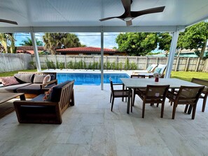 Outdoor dining - Luxury beach house, heated pool, 10 minute walk to beach! (Pompano Beach)