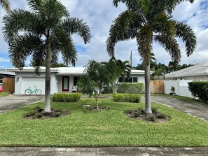 Exterior - Luxury beach house, heated pool, 10 minute walk to beach! (Pompano Beach)