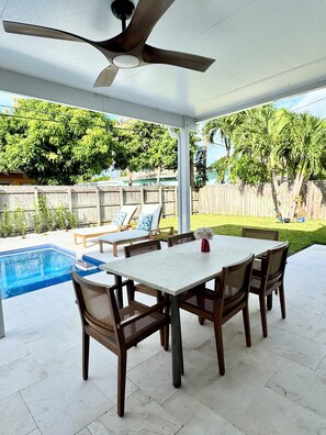 Outdoor dining - Luxury beach house, heated pool, 10 minute walk to beach! (Pompano Beach)