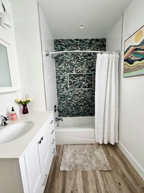 Bathroom - Luxury beach house, heated pool, 10 minute walk to beach! (Pompano Beach)