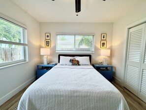Room - Luxury beach house, heated pool, 10 minute walk to beach! (Pompano Beach)