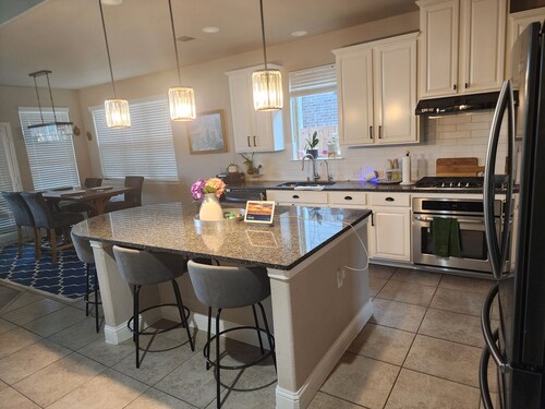 Gorgeous 4-bedroom house with private lake and walking trails on the woods