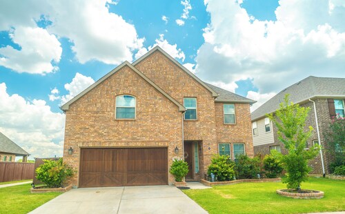 Gorgeous 4-bedroom house with private lake and walking trails on the woods