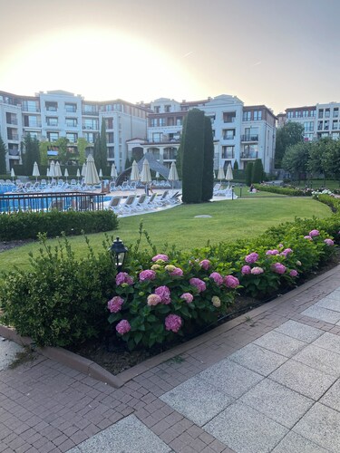 Elegant Pool View 2 bedroom Apartment in Green Life Resort, Sozopol