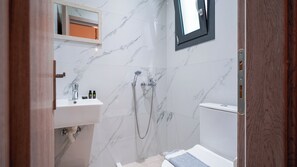 Economy Apartment, Garden View | Bathroom | Shower, towels, soap, shampoo - Lavrio residence Corfu (Ypsos)