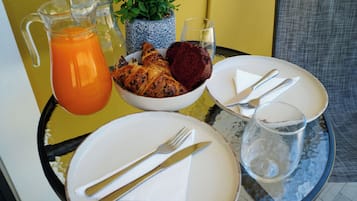 Basic Apartment, Courtyard View | Breakfast meal