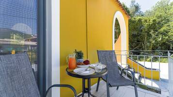 Basic Apartment, Courtyard View | Outdoor dining