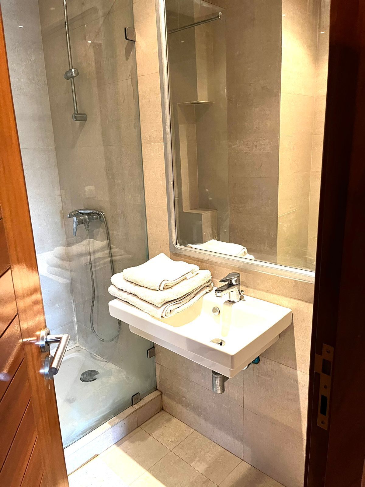 Regadera, toallas, jabón, papel de baño 