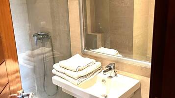 Regadera, toallas, jabón, papel de baño