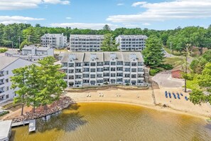 Ett hotell med flera våningar, havsutsikt, en brygga och en pool.