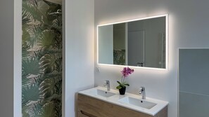 Dusche, Haartrockner, Handtücher, Seife