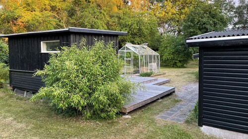 Charming 2-bedroom cottage in Kulhuse, with a wonderful garden, close the beach