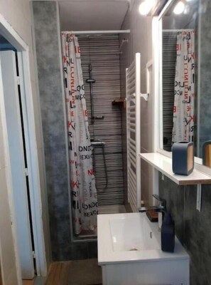 Douche, sèche-cheveux, serviettes fournies, savon