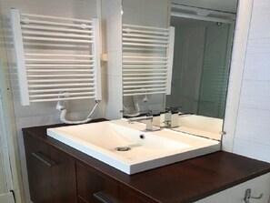 A bathroom with a double sink, a mirror, and a towel rack. - Mobile home for rent at the Plage de Pampelonne St. Tropez-Ramatuelle (Saint-Tropez)