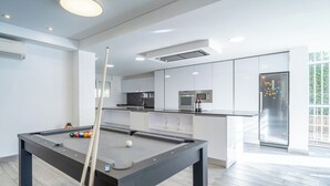 Une cuisine moderne équipée d’un four à micro-ondes, d’une cuisinière et d’un réfrigérateur intégrés.