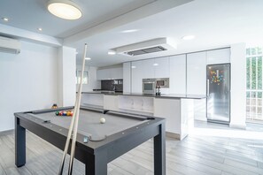 Une cuisine moderne équipée d’un four à micro-ondes, d’une cuisinière et d’un réfrigérateur intégrés.