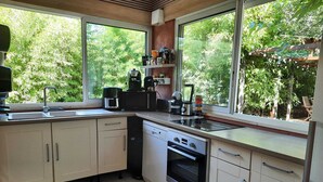Una cocina moderna equipada con lavavajillas, horno y cafetera.