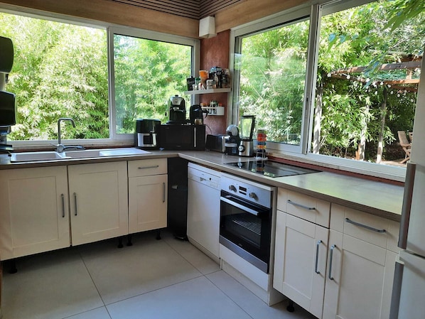 Una cocina moderna equipada con lavavajillas, horno y cafetera.
