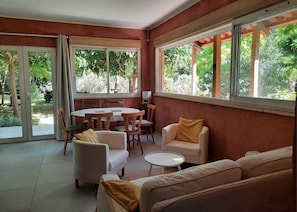 Living area - A quiet home in a little slice of paradise - Pétanque court (Roquebrune-sur-Argens)