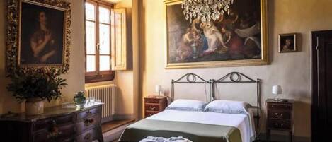Tabla de planchar con plancha, wifi y ropa de cama