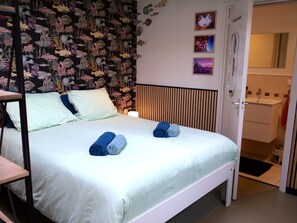 1 bedroom, free WiFi, bed sheets - Cozy guesthouse with private garden and free parking (Rotterdam)
