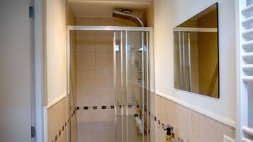 Een douche, een haardroger, handdoeken, zeep
