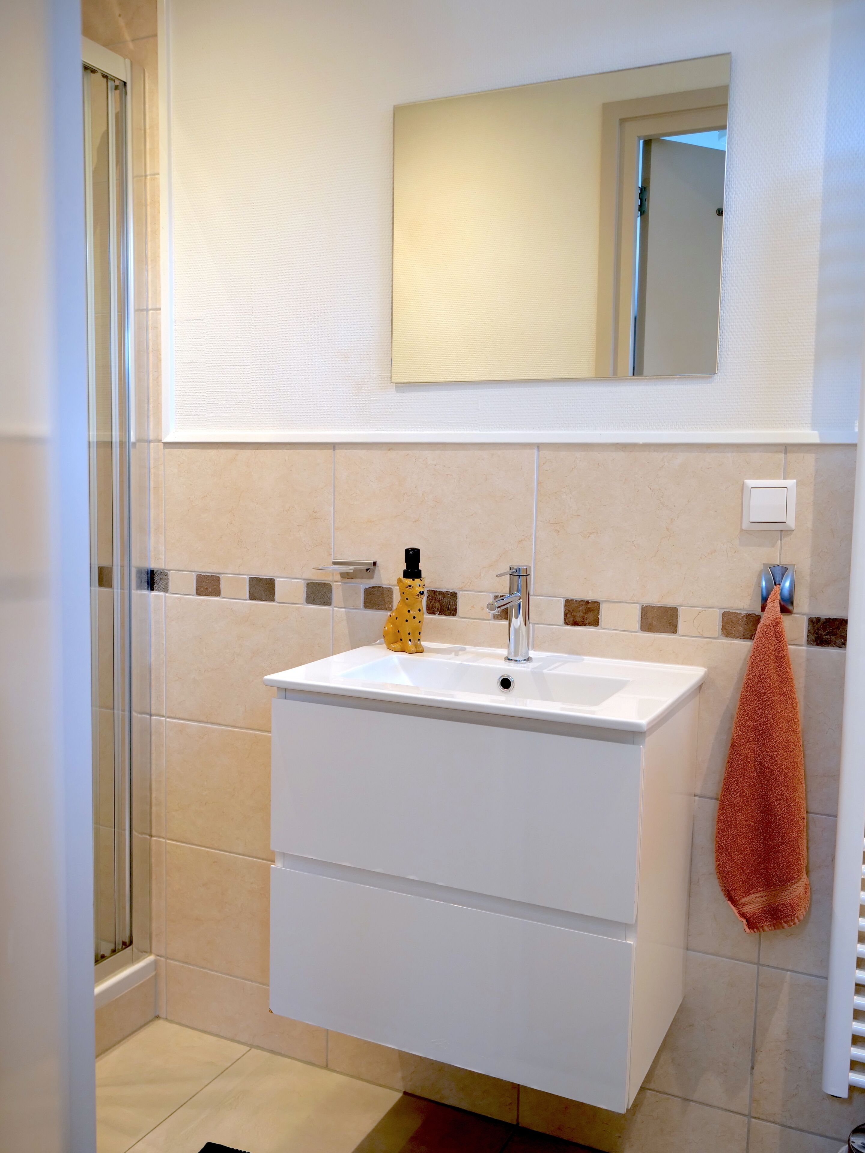 Een douche, een haardroger, handdoeken, zeep