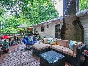 Outdoor dining - King + 3 Queens with Ping Pong Fun + Relaxing Deck (Greensboro)