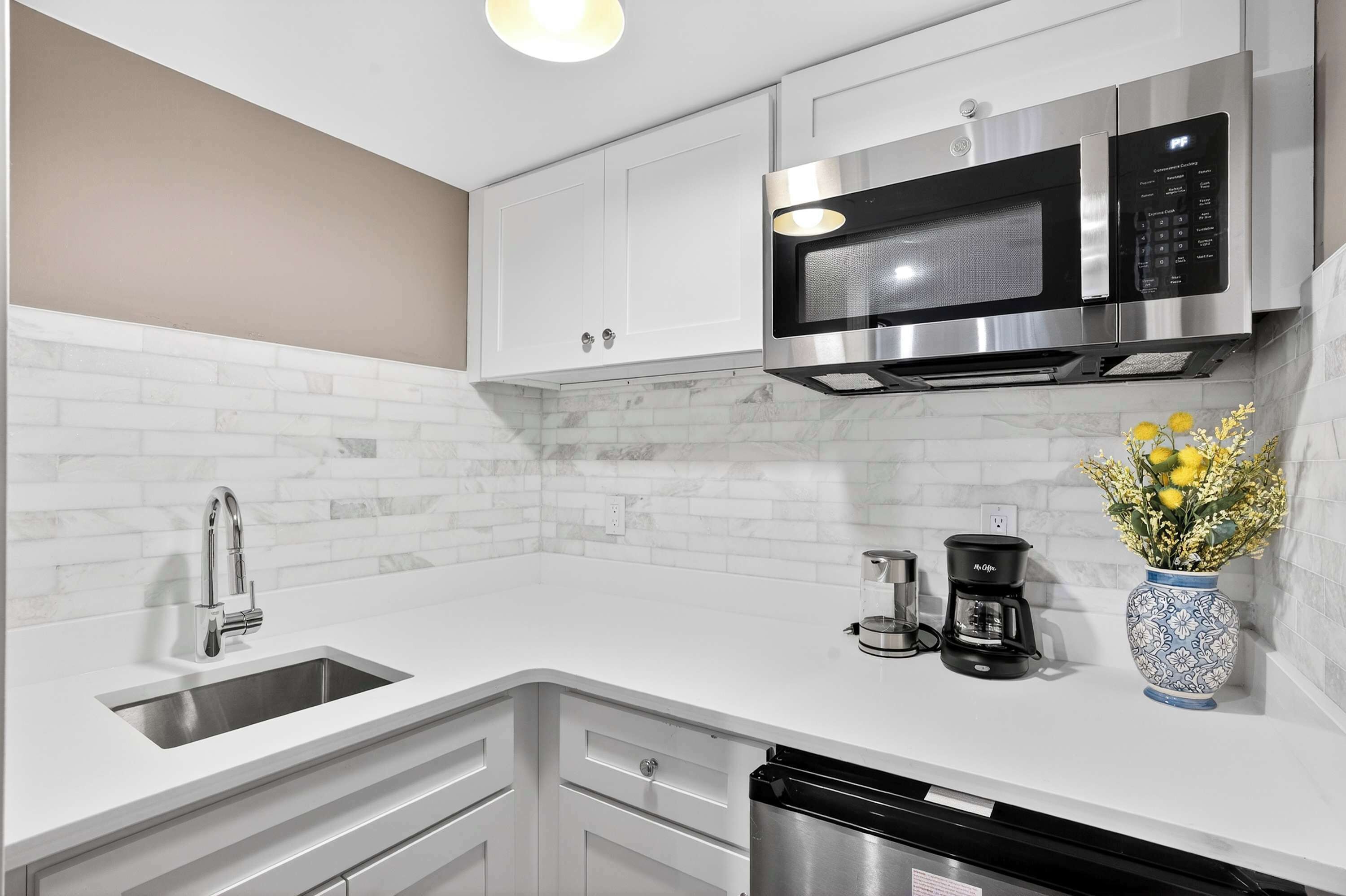Classic Studio | Private kitchen | Mini-fridge, microwave, stovetop, cookware/dishes/utensils
