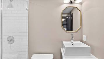 Classic Studio | Bathroom | Shower, free toiletries, hair dryer, towels