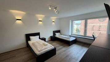 4 Schlafzimmer, Schreibtisch, Bügeleisen/Bügelbrett, kostenloses WLAN