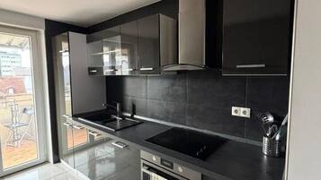 Kühlschrank, Mikrowelle, Ofen, Herdplatte