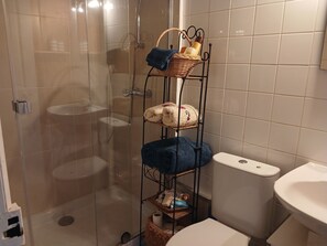 Bruser, hårtørrer, håndklæder, Sæbe