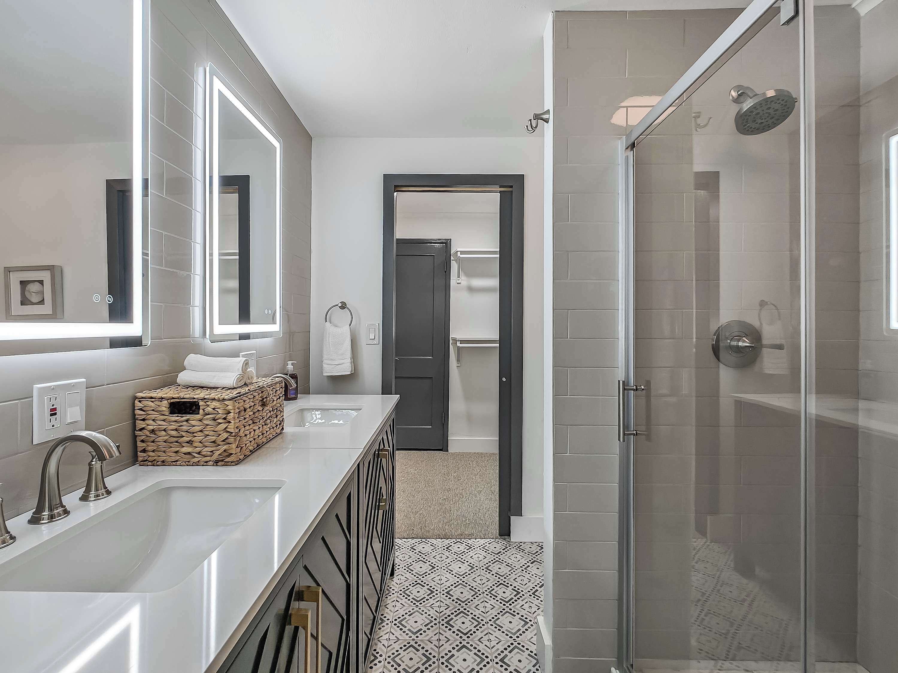 Shower, hair dryer, towels, shampoo