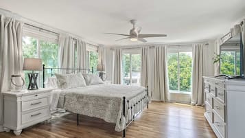 Desk, iron/ironing board, travel cot, WiFi
