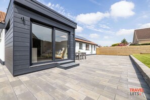 Outdoor dining - Spacious 3 Bedroom Home in Templepatrick Co Antrim (Templepatrick)