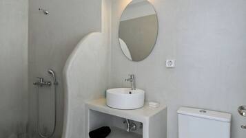 Comfort Double Room Sea View | Salle de bain | Douche, articles de toilette gratuits, sèche-cheveux