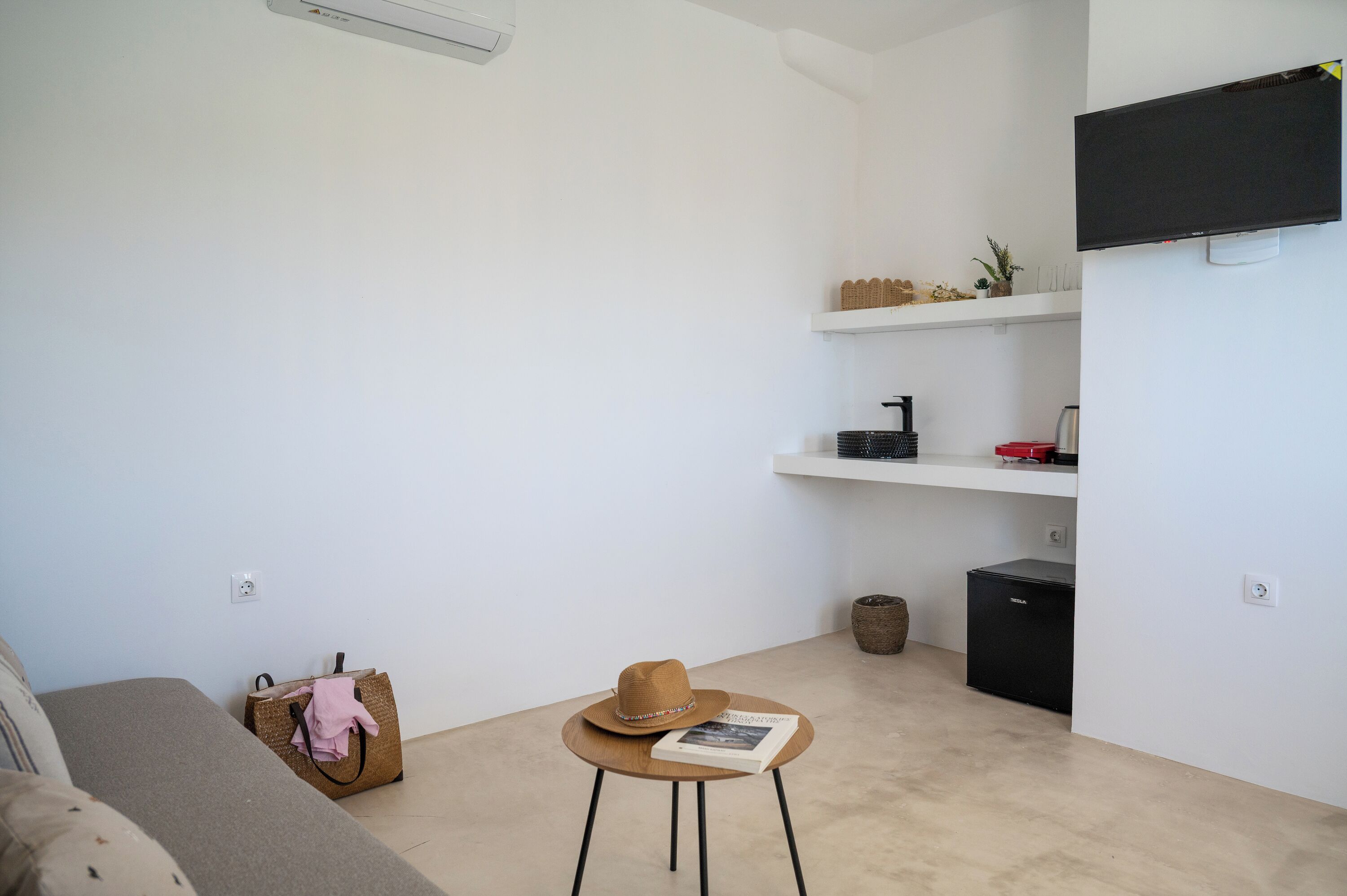 Family Suite Sea View | Living area | 32-inch TV with cable channels