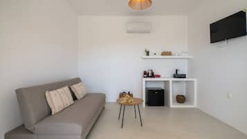 Family Suite Sea View | Oppholdsområde | En 32-tommers TV med kabel-kanaler
