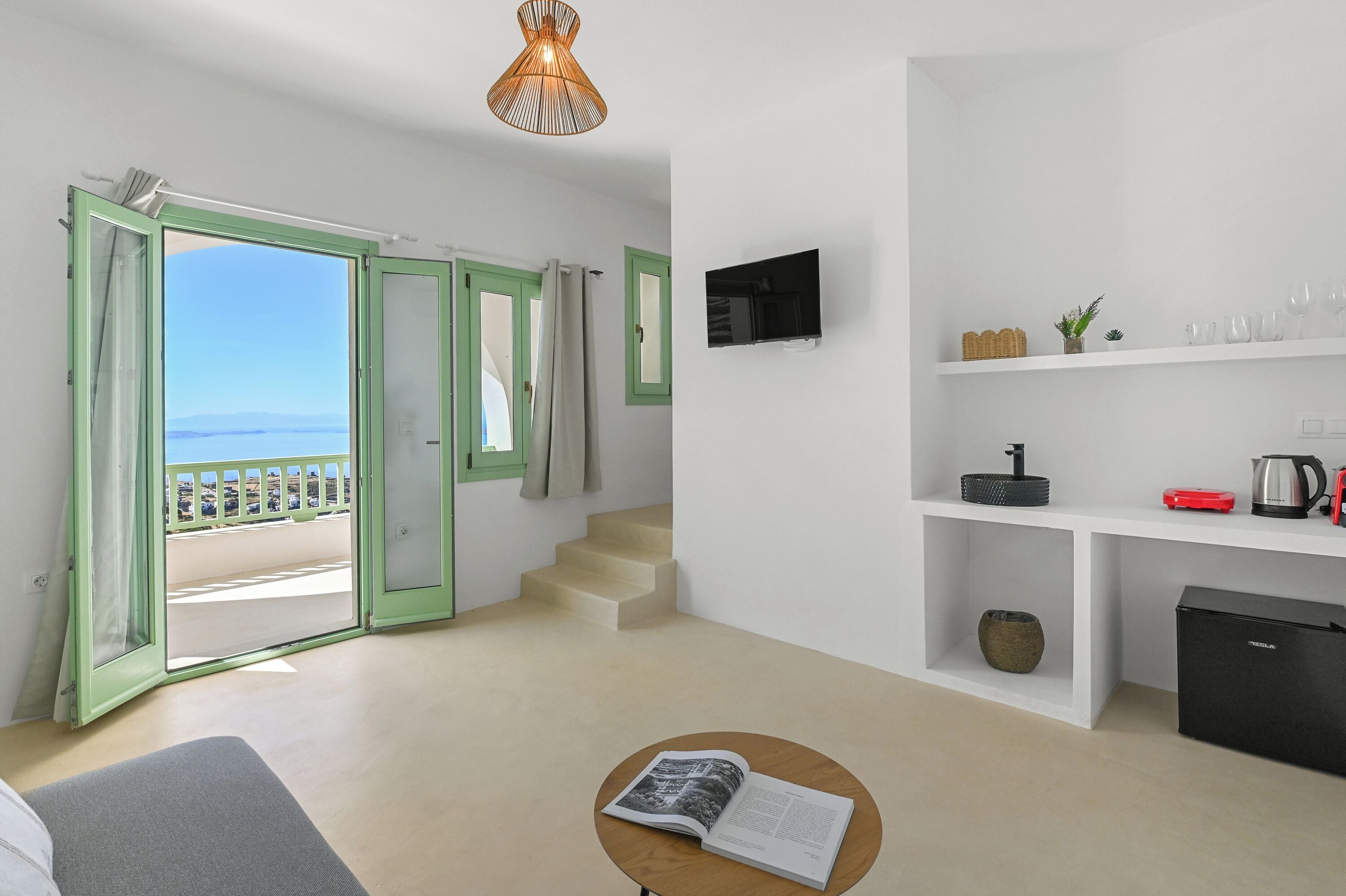 Family Suite Sea View | Wohnbereich | 32-Zoll-Fernseher mit Kabelempfang
