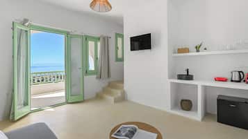 Family Suite Sea View | Wohnbereich | 32-Zoll-Fernseher mit Kabelempfang