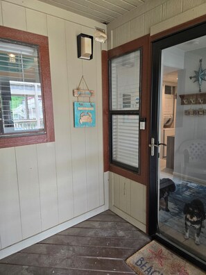 A wooden door with a glass panel, a welcome sign, and a starfish decoration on the wall. - Ocean Ahh, a beautiful 2 BR/2 BA condo less than .4 miles to the beach (Myrtle Beach)