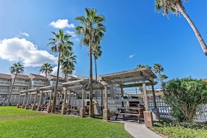 Ein Resort mit Außenbereichen, Palmen und einem Gebäude mit Balkonen.