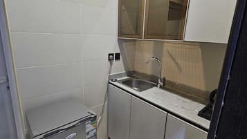 Apartament econòmic | Cuina privada | Frigorífic petit i utensilis de cuina, vaixella i coberteria